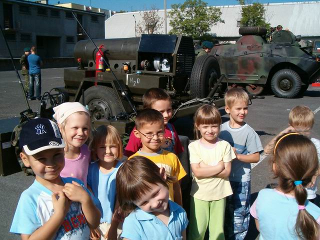  Dzieci z grupy Krasnoludki na wycieczce w jednostce wojskowej.
